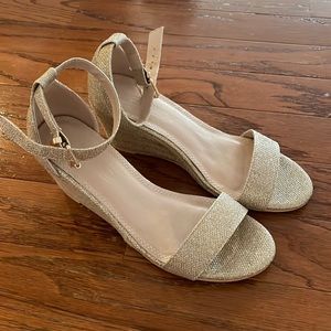 Gold metallic wedges with strap, size 8.5